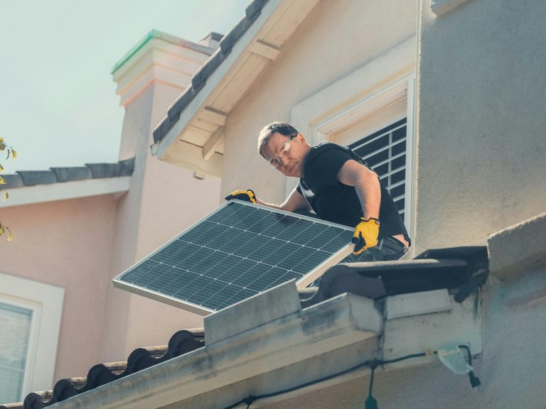 Installation de modules photovoltaïque sur une toiture résidentielle.